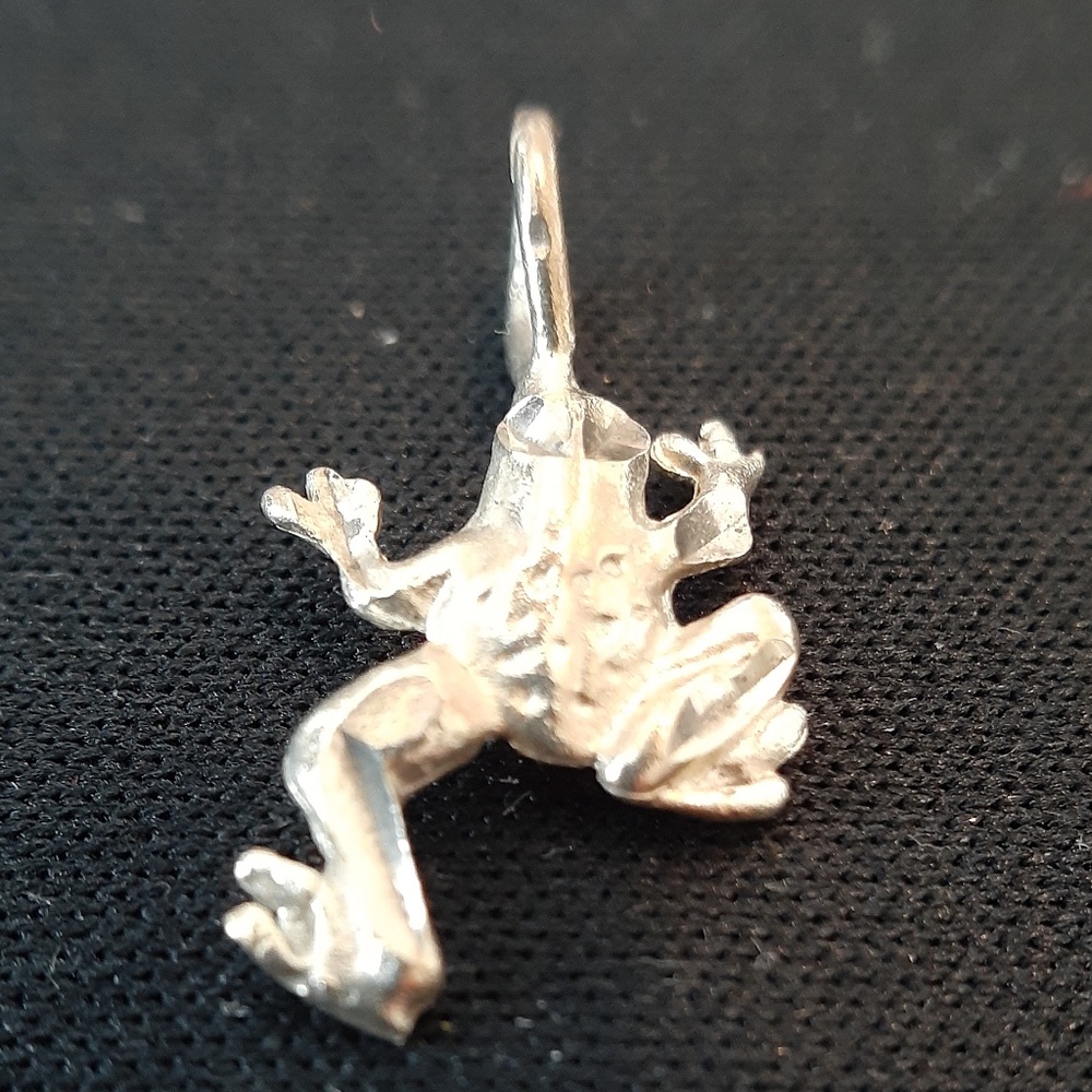 Diamond cut silver frog pendant